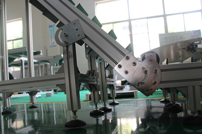 低端平臺精研電機不銹鋼擋邊料斗爬坡輸送機 (3)