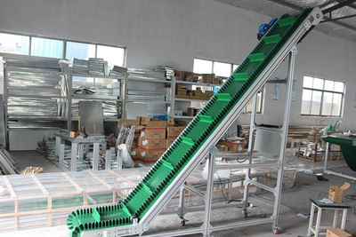 裙邊擋板爬坡輸送機